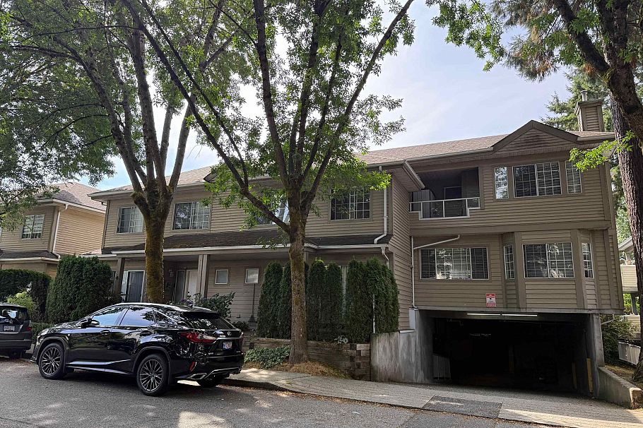 10 815 Tobruck Avenue North Vancouver, BC - 1