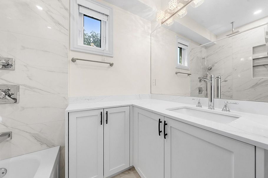 462 W 14th Street North Vancouver, BC - 33