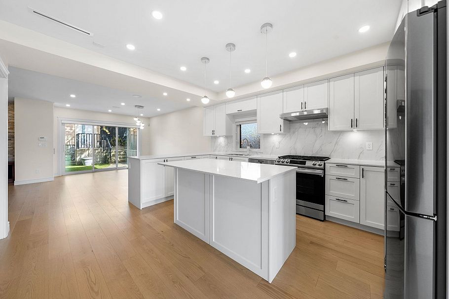 462 W 14th Street North Vancouver, BC - 9