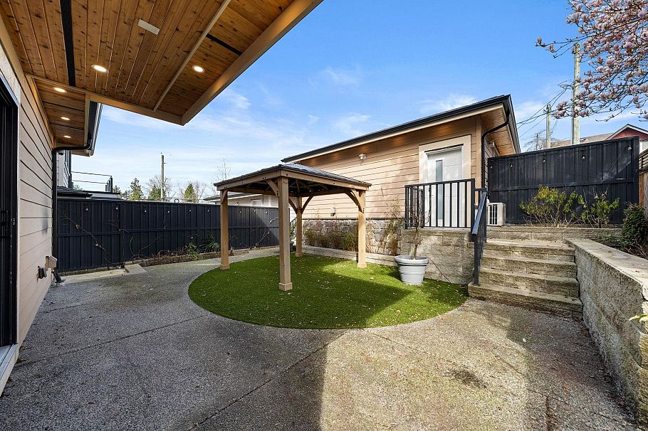 462 W 14th Street North Vancouver, BC - 38