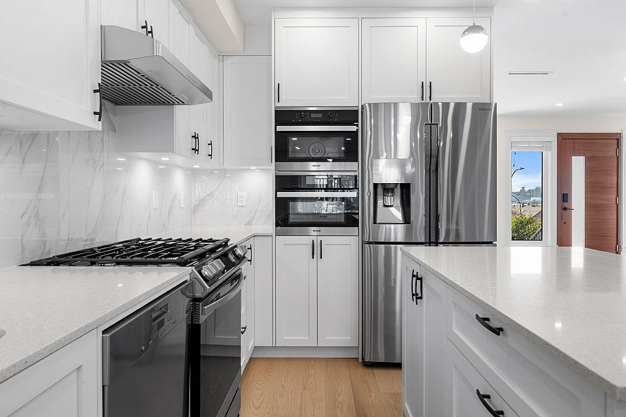 462 W 14th Street North Vancouver, BC - 10