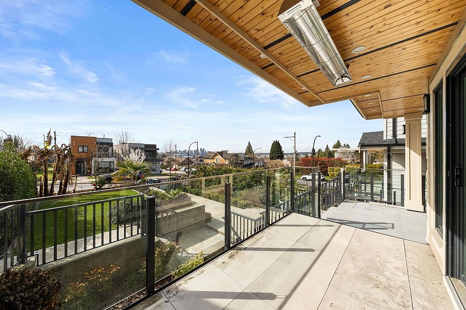 462 W 14th Street North Vancouver, BC - 4