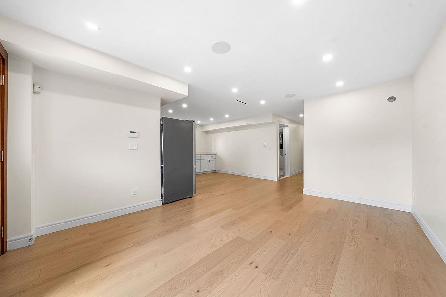 462 W 14th Street North Vancouver, BC - 36