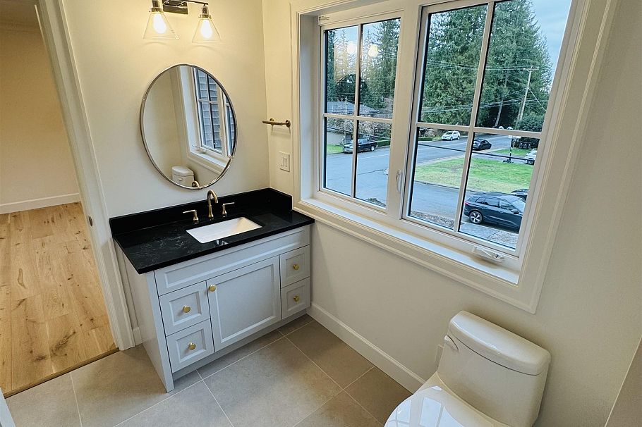 690 E Windsor Road North Vancouver, BC - 16