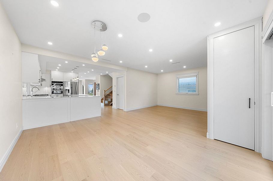 462 W 14th Street North Vancouver, BC - 15