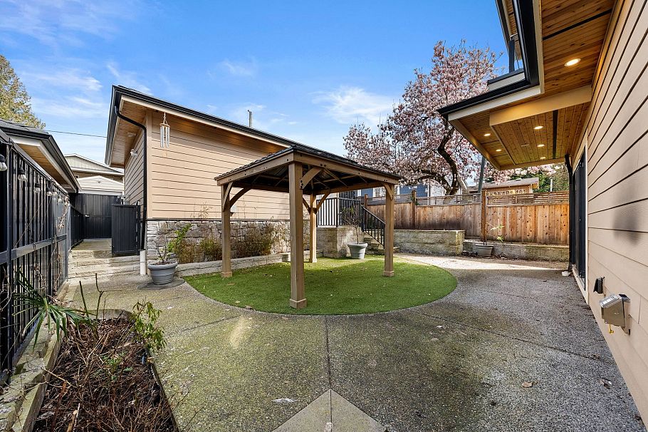 462 W 14th Street North Vancouver, BC - 39