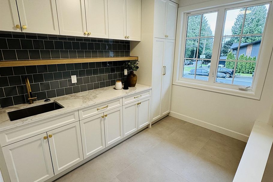 690 E Windsor Road North Vancouver, BC - 9