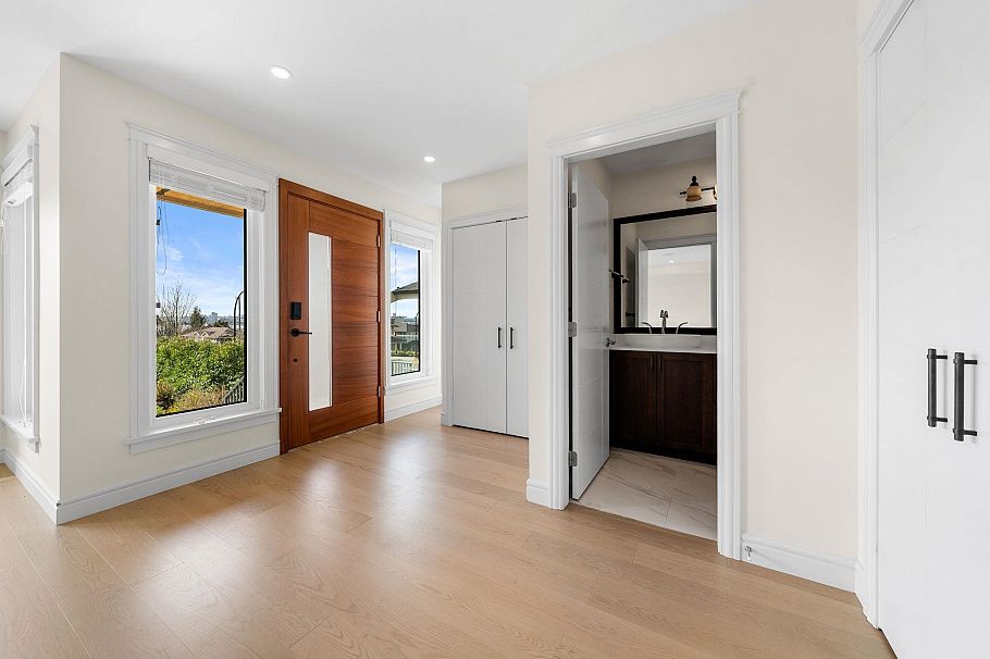 462 W 14th Street North Vancouver, BC - 5