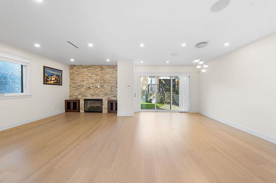 462 W 14th Street North Vancouver, BC - 18