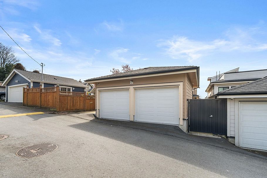 462 W 14th Street North Vancouver, BC - 40