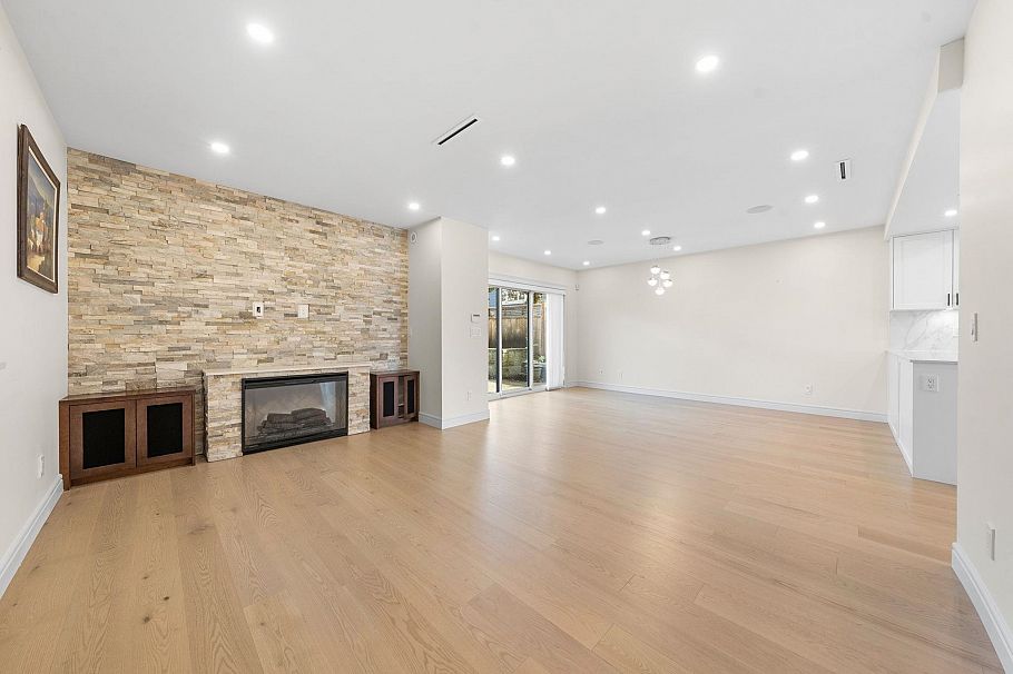 462 W 14th Street North Vancouver, BC - 16