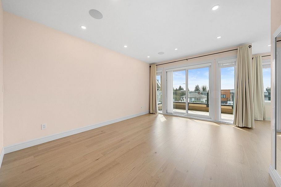 462 W 14th Street North Vancouver, BC - 25