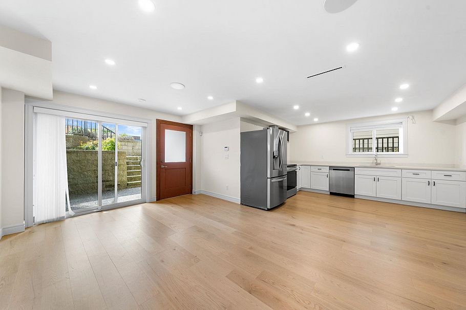 462 W 14th Street North Vancouver, BC - 34