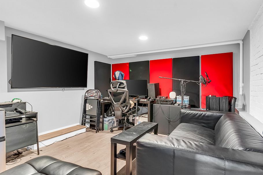 16 N Kaslo Street Vancouver, BC - 17