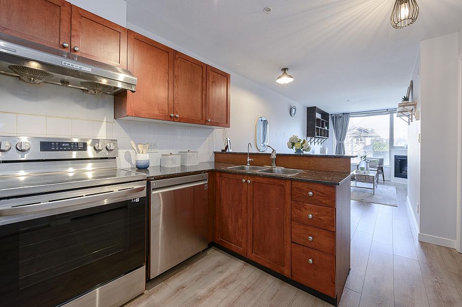 206 3089 Oak Street Vancouver, BC - 4