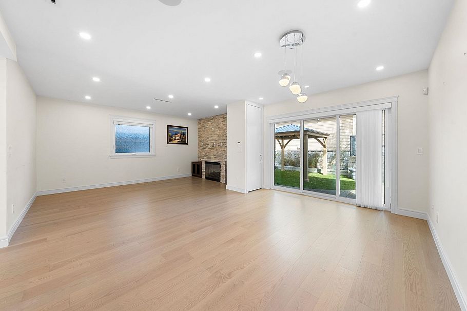 462 W 14th Street North Vancouver, BC - 19