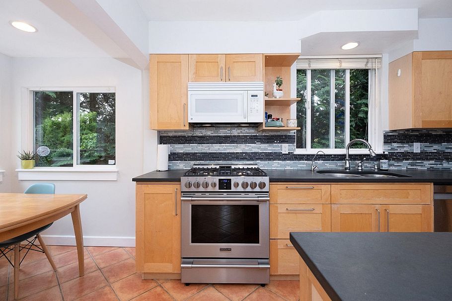 1075 Gladwin Drive North Vancouver, BC - 3