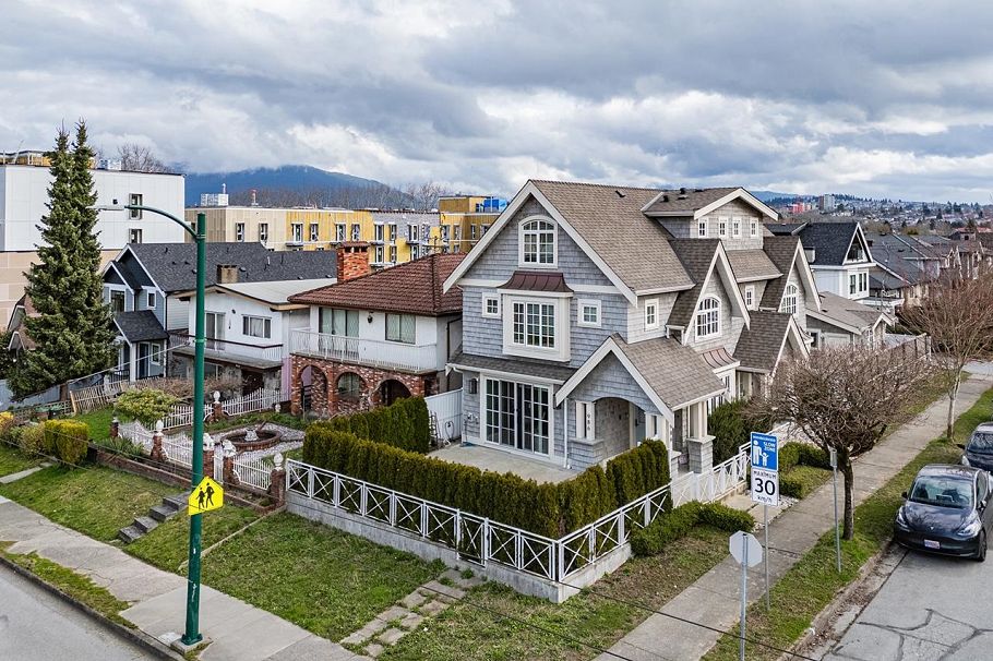 986 Renfrew Street Vancouver, BC - 2