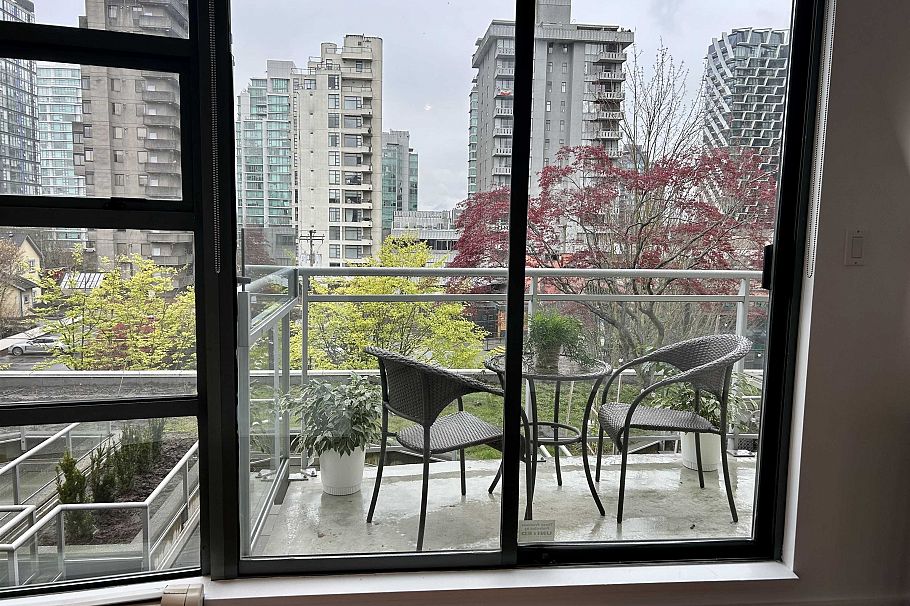 308 1688 Robson Street Vancouver, BC - 2