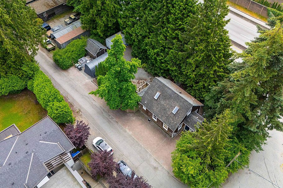 1075 Gladwin Drive North Vancouver, BC - 24