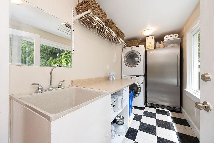 1075 Gladwin Drive North Vancouver, BC - 16