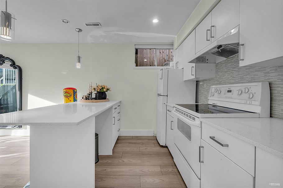 633 Fir Street North Vancouver, BC - 32