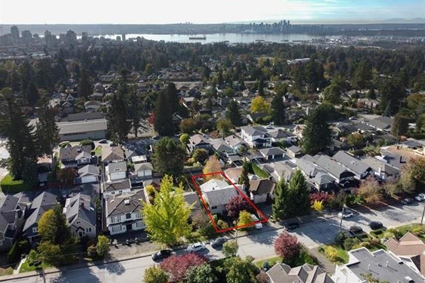 221 W 28th Street North Vancouver, BC - 1