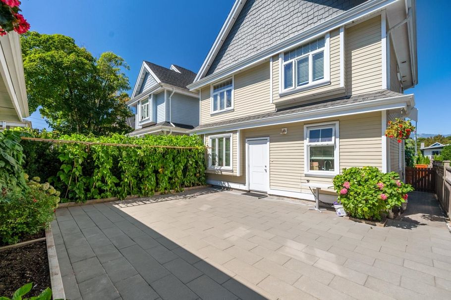 1178 E 12th Avenue Vancouver, BC - 1