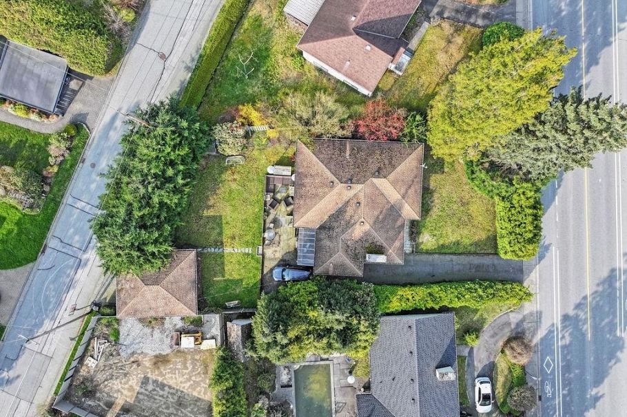 3955 Highland Boulevard North Vancouver, BC - 4