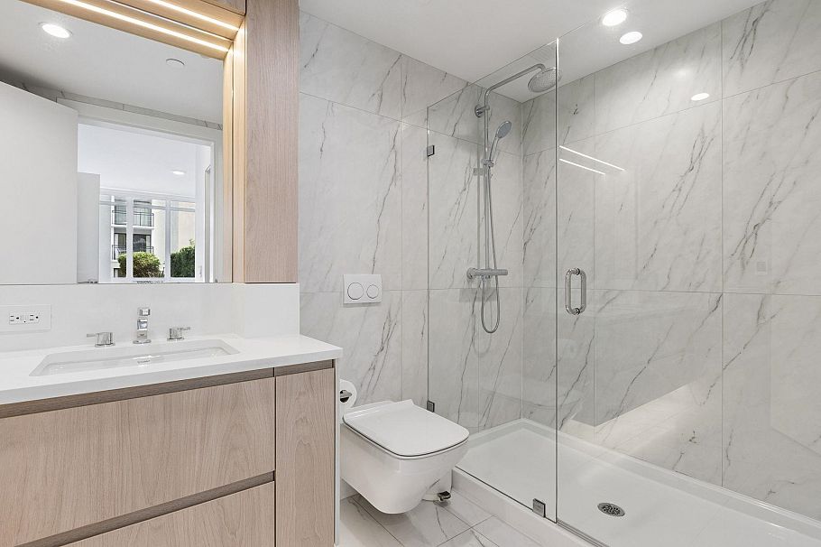 208 177 W 3rd Street North Vancouver, BC - 17