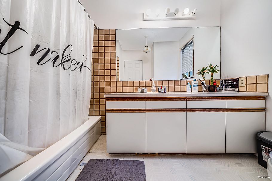 221 W 28th Street North Vancouver, BC - 8