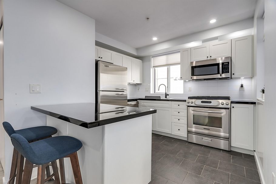 302 122 E 3rd Street North Vancouver, BC - 4