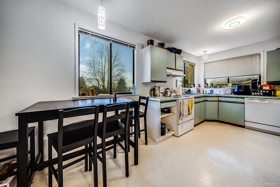 221 W 28th Street North Vancouver, BC - 9