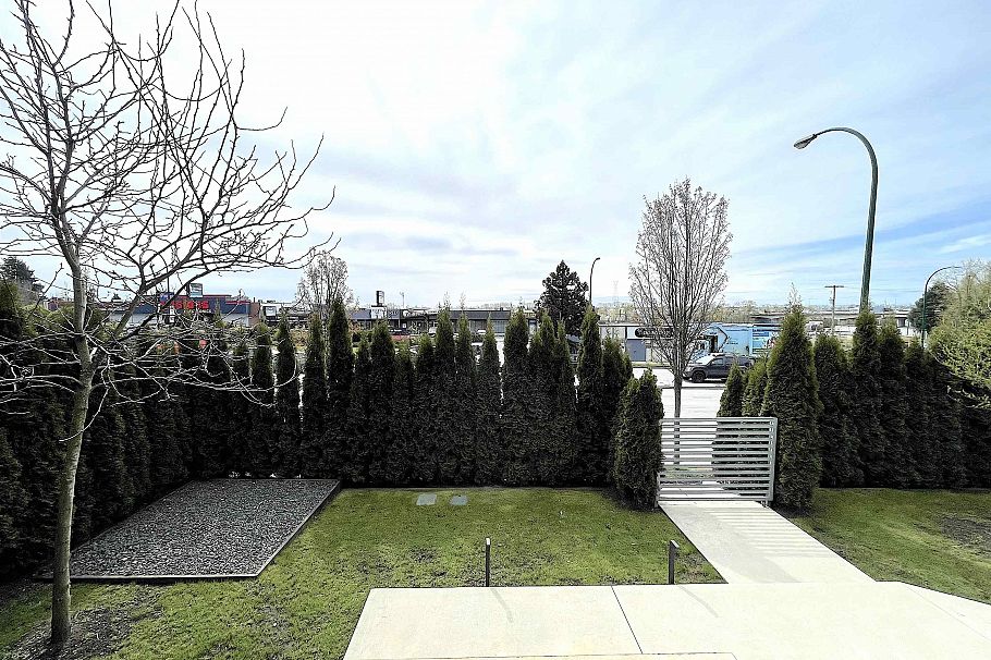 1633 SE Marine Drive Vancouver, BC - 4