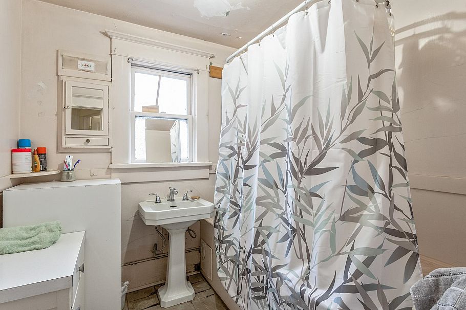 2582 W 6th Avenue Vancouver, BC - 27