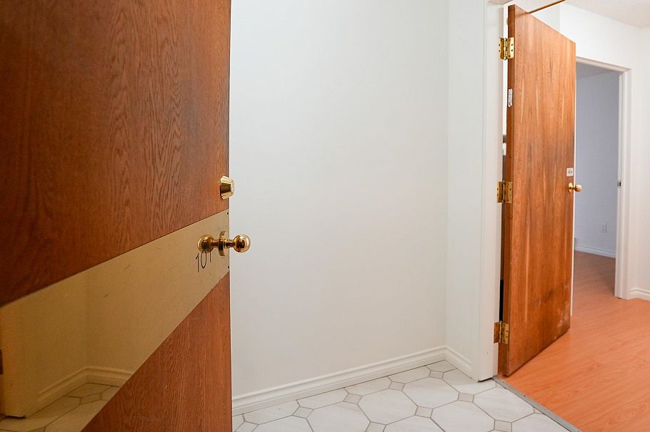 101 1845 Robson Street Vancouver, BC - 2