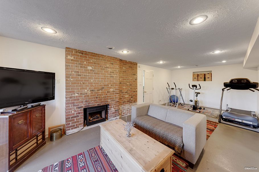 670 Montroyal Boulevard North Vancouver, BC - 24