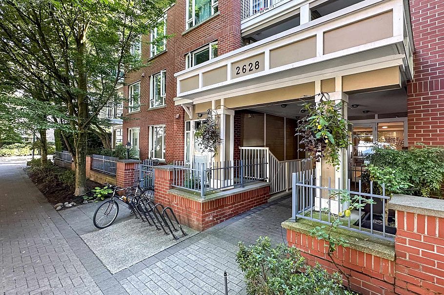 204 2628 Yew Street Vancouver, BC - 2