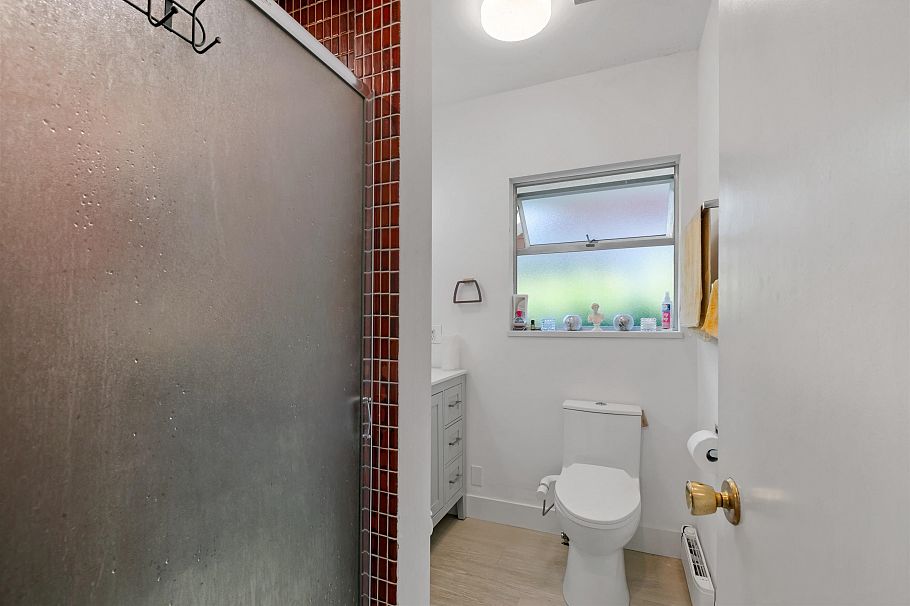 869 Clements Avenue North Vancouver, BC - 18