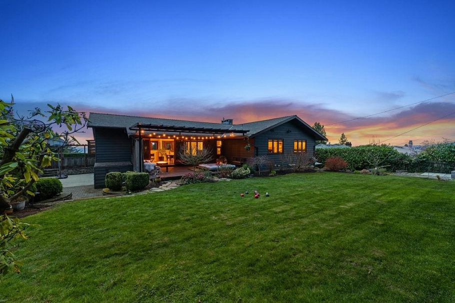 124 Carisbrooke Crescent North Vancouver, BC - 35