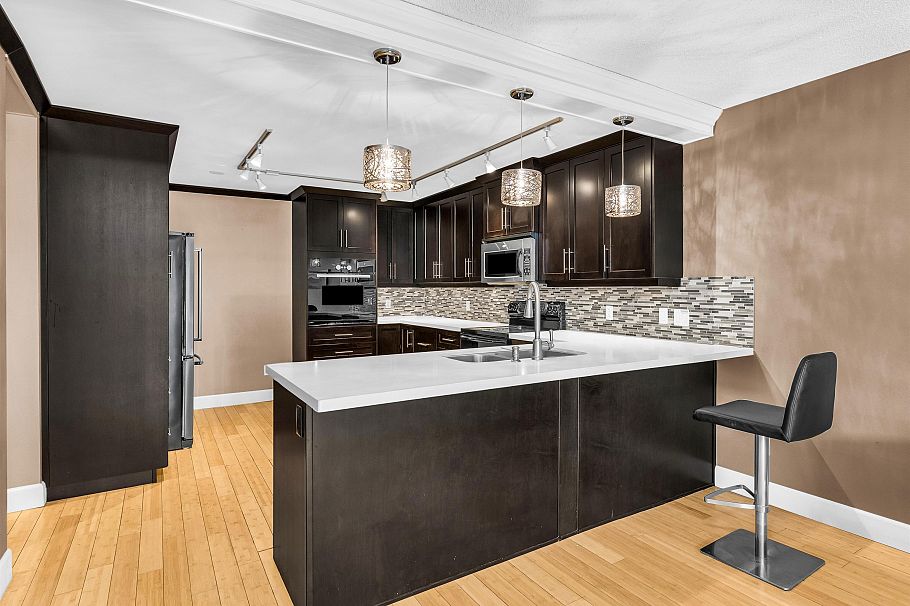 203 4323 Gallant Avenue North Vancouver, BC - 3