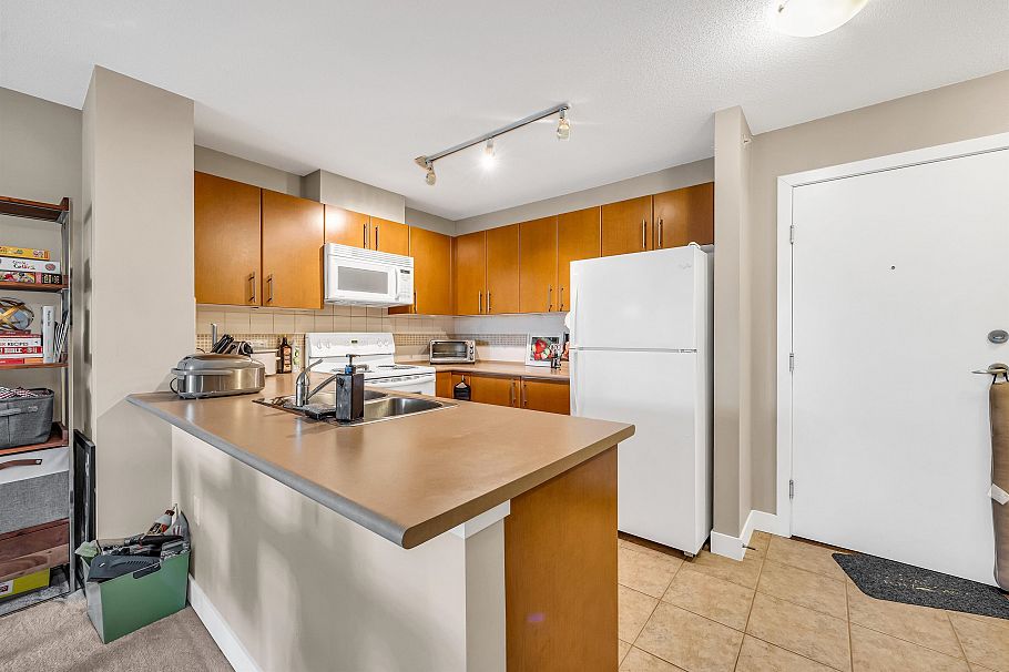 403 7088 Mont Royal Square Vancouver, BC - 4