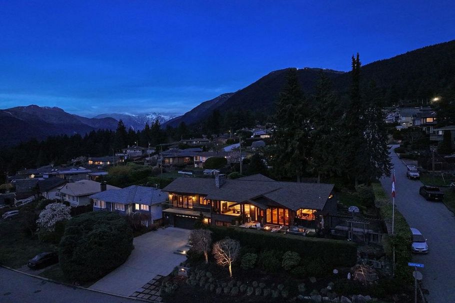 124 Carisbrooke Crescent North Vancouver, BC - 2