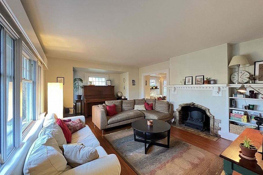 2080 W 33rd Avenue Vancouver, BC - 2