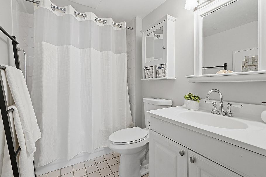 123 3440 W Broadway Vancouver, BC - 24