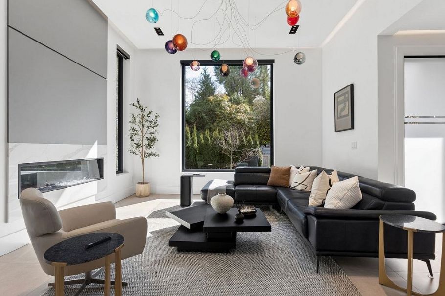 1200 Bedford Court North Vancouver, BC - 1