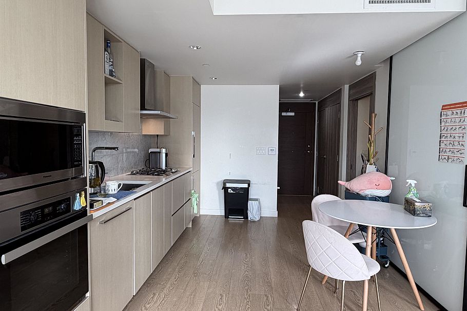 886 87 Nelson Street Vancouver, BC - 4