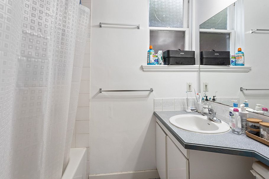 2582 W 6th Avenue Vancouver, BC - 38