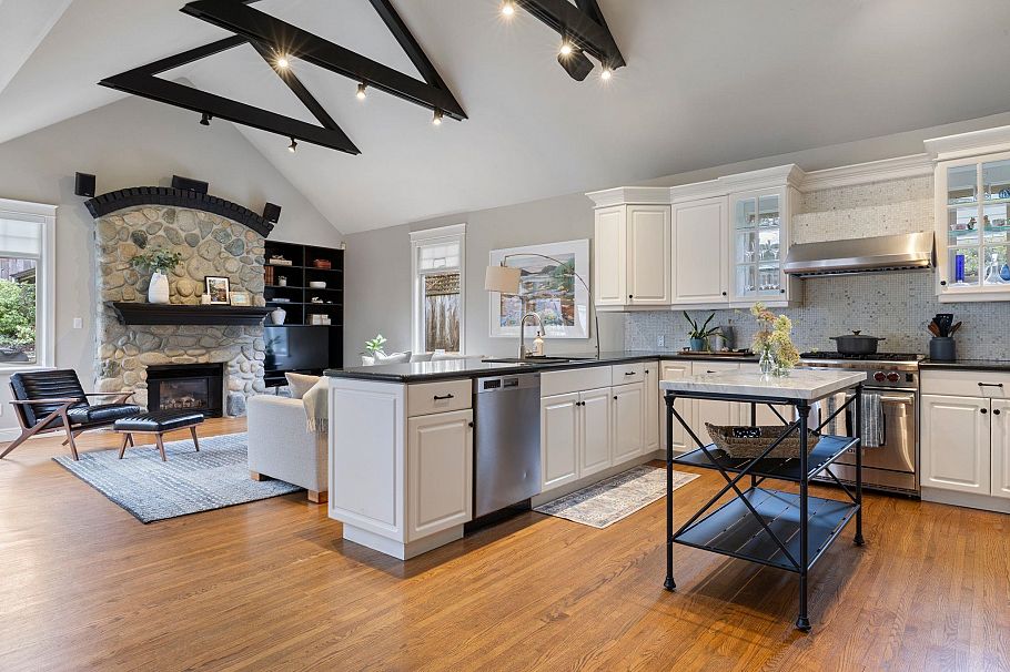 2752 Newmarket Drive North Vancouver, BC - 6