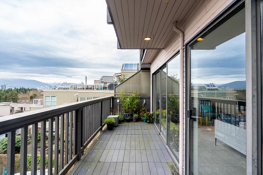 967 W 8th Avenue Vancouver, BC - 9